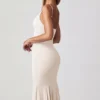 Vestido midi con cuello en V y godets Elowen en color marfil