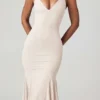 Vestido midi con cuello en V y godets Elowen en color marfil