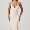 Vestido midi con cuello en V y godets Elowen en color marfil