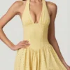 Vestido midi con cuello halter de modal y bordado inglés Farrah en amarillo limón