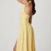 Vestido midi con cuello halter de modal y bordado inglés Farrah en amarillo limón