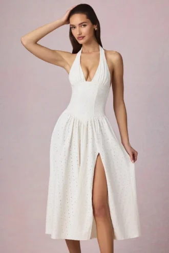 Vestido midi con cuello halter de modal y bordado inglés Farrah en blanco