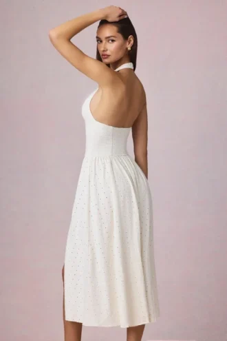 Vestido midi con cuello halter de modal y bordado inglés Farrah en blanco