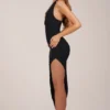 Vestido midi con cuello halter y abertura en el bajo de Storie en negro