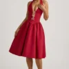 Vestido midi con cuello halter y lazo de Angelina en rojo intenso