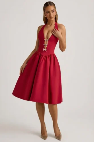 Vestido midi con cuello halter y lazo de Angelina en rojo intenso