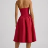 Vestido midi con cuello halter y lazo de Angelina en rojo intenso