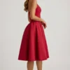 Vestido midi con cuello halter y lazo de Angelina en rojo intenso