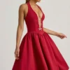 Vestido midi con cuello halter y lazo de Angelina en rojo intenso