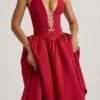 Vestido midi con cuello halter y lazo de Angelina en rojo intenso