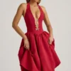 Vestido midi con cuello halter y lazo de Angelina en rojo intenso