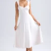 Vestido midi con escote corazón y fruncidos Thandie en color marfil