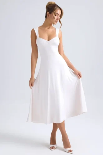 Vestido midi con escote corazón y fruncidos Thandie en color marfil