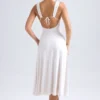 Vestido midi con escote corazón y fruncidos Thandie en color marfil