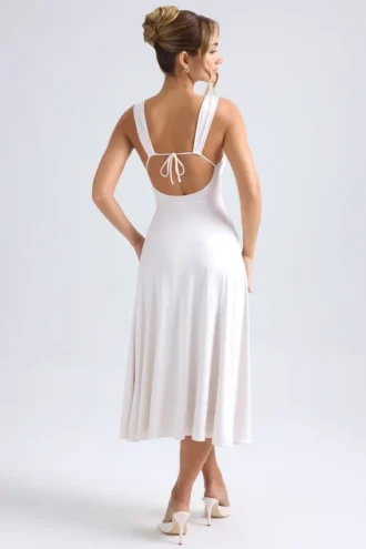 Vestido midi con escote corazón y fruncidos Thandie en color marfil