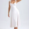 Vestido midi con escote corazón y fruncidos Thandie en color marfil