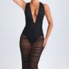 Vestido midi con escote pronunciado y fruncidos Safira en negro