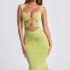Vestido midi con fruncidos, detalles metálicos y aberturas de Aelia en verde oliva