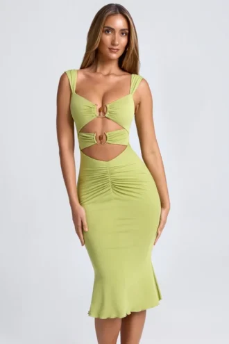 Vestido midi con fruncidos, detalles metálicos y aberturas de Aelia en verde oliva