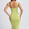 Vestido midi con fruncidos, detalles metálicos y aberturas de Aelia en verde oliva