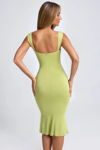 Vestido midi con fruncidos, detalles metálicos y aberturas de Aelia en verde oliva