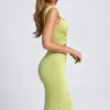 Vestido midi con fruncidos, detalles metálicos y aberturas de Aelia en verde oliva