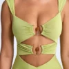 Vestido midi con fruncidos, detalles metálicos y aberturas de Aelia en verde oliva
