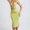 Vestido midi con fruncidos, detalles metálicos y aberturas de Aelia en verde oliva