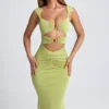 Vestido midi con fruncidos, detalles metálicos y aberturas de Aelia en verde oliva