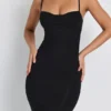 Vestido midi con fruncidos y capas Nora en negro
