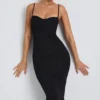 Vestido midi con fruncidos y capas Nora en negro