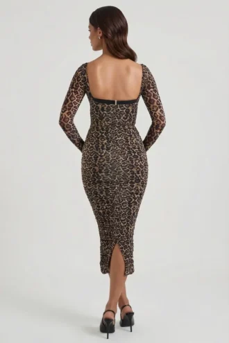 Vestido midi con fruncidos y detalle de sujetador en capas de Deliana con estampado de leopardo