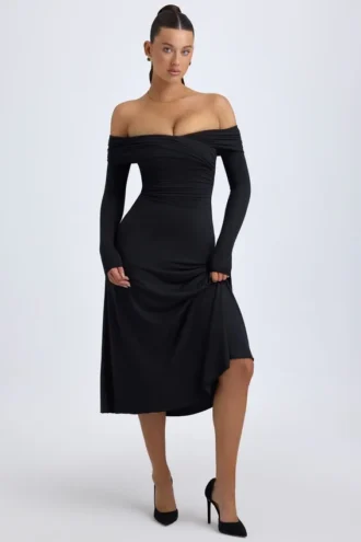 Vestido midi con fruncidos y hombros descubiertos Noelle en modal negro