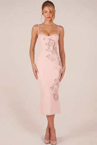 Vestido midi con volantes y abertura decorativa en rosa de Cherelle