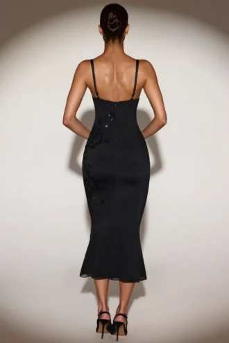 Vestido midi con volantes y aberturas decoradas Cherelle en negro