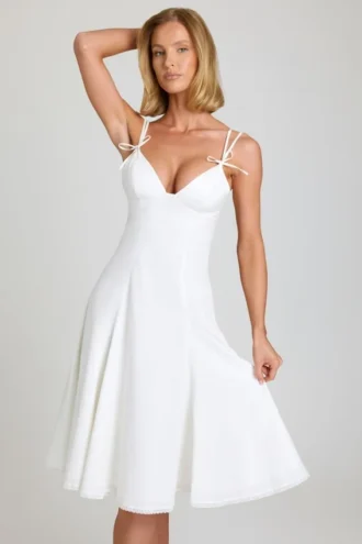 Vestido midi de corte A con detalle de lazo Mallory en blanco