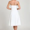 Vestido midi de corte A con detalle de lazo Mallory en blanco