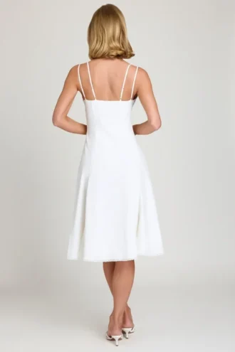 Vestido midi de corte A con detalle de lazo Mallory en blanco