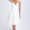 Vestido midi de corte A con detalle de lazo Mallory en blanco