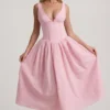 Vestido midi de corte A con detalle de lazo y bordado inglés de Saidey en rosa suave