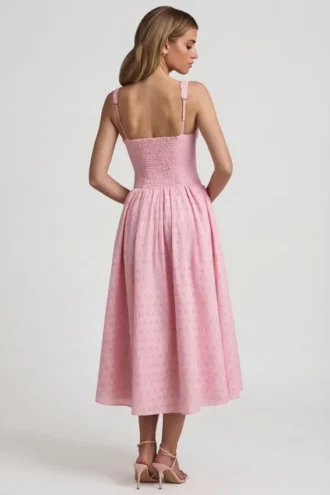 Vestido midi de corte A con detalle de lazo y bordado inglés de Saidey en rosa suave