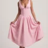 Vestido midi de corte A con detalle de lazo y bordado inglés de Saidey en rosa suave