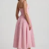 Vestido midi de corte A con detalle de lazo y bordado inglés de Saidey en rosa suave