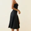 Vestido midi de corte A sin tirantes de jersey elástico Joely en negro