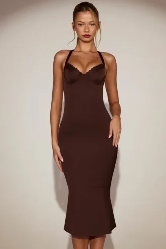 Vestido midi de satén con escote corazón y corte de cola de pez Elyra en marrón chocolate