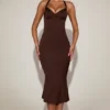 Vestido midi de satén con escote corazón y corte de cola de pez Elyra en marrón chocolate