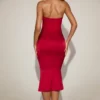 Vestido midi de satén con escote corazón y corte de sirena Elyra en rojo intenso