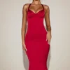 Vestido midi de satén con escote corazón y corte de sirena Elyra en rojo intenso