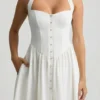 Vestido midi halter con detalle de botones Orlena en blanco