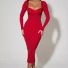 Vestido midi rojo con fruncidos y detalle de sujetador en capas de Deliana
